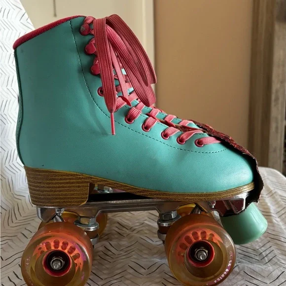 Impala Aqua Roller Skates with Protective Gear - Picture 3 of 12